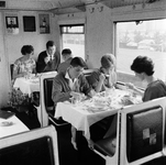 849613 Afbeelding van reizigers (fotomodellen) in het restauratierijtuig van de autoslaaptrein Zonexpres naar Nice voor ...